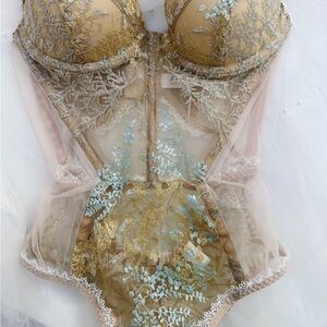 36C / 34 D with Medium bottom ✨Luxurious Lace Bodysuit in Gold and Blue